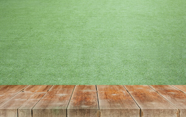 деревянная прогулка или терраса на зеленом фоне двора

