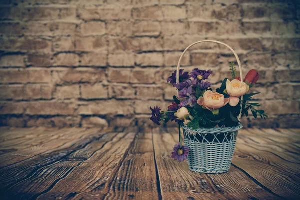 テーブルや古いレンガの壁にカラフルな花 — ストック写真