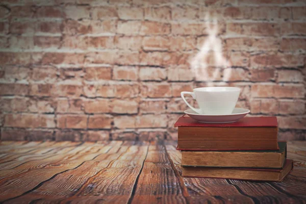 Kaffekopp Gammal Bok Ställa Trä Bord Och Gammal Tegelvägg — Stockfoto