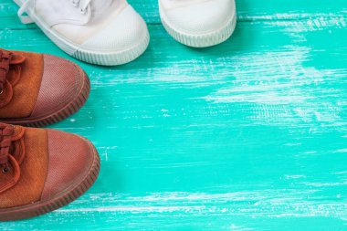 Birçok ayakkabı ya da spor ayakkabı ayakkabı vintage ahşap kat veya tablo üst görünümle tasarlamak tuval.