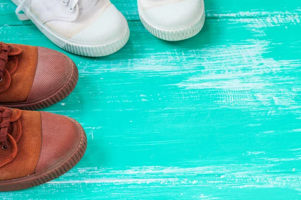 Birçok ayakkabı ya da spor ayakkabı ayakkabı vintage ahşap kat veya tablo üst görünümle tasarlamak tuval.