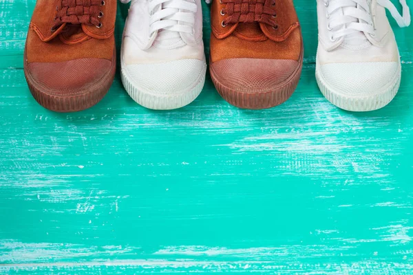 Birçok ayakkabı ya da spor ayakkabı ayakkabı vintage ahşap kat veya tablo üst görünümle tasarlamak tuval