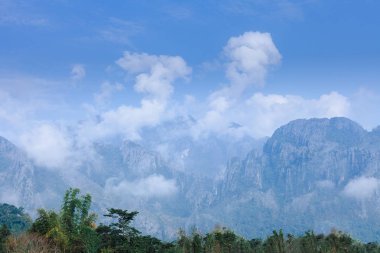 Bulut ve sis doğa arka plan ile büyük dağ.