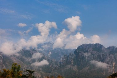 Bulut ve sis doğa arka plan ile büyük dağ.