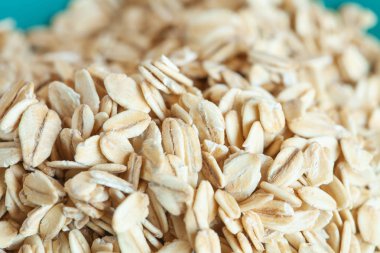 Ahşap masa tabak yulaf gevreği