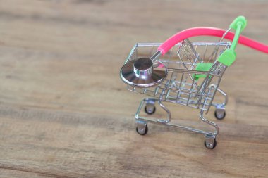 Ahşap üzerine sepetindeki stetoskop