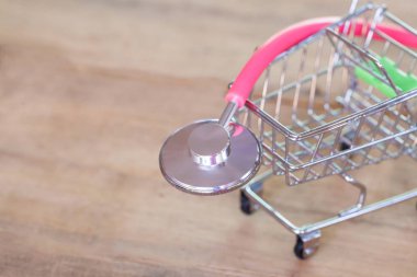 Ahşap üzerine sepetindeki stetoskop