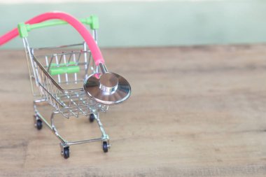 Ahşap üzerine sepetindeki stetoskop