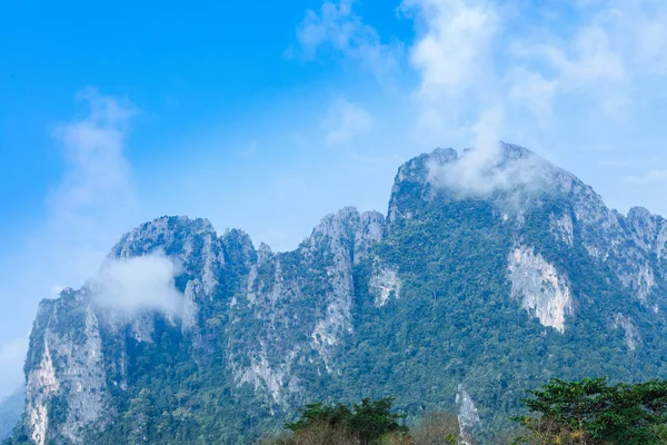 Bulut ve sis doğa arka plan ile büyük dağ.