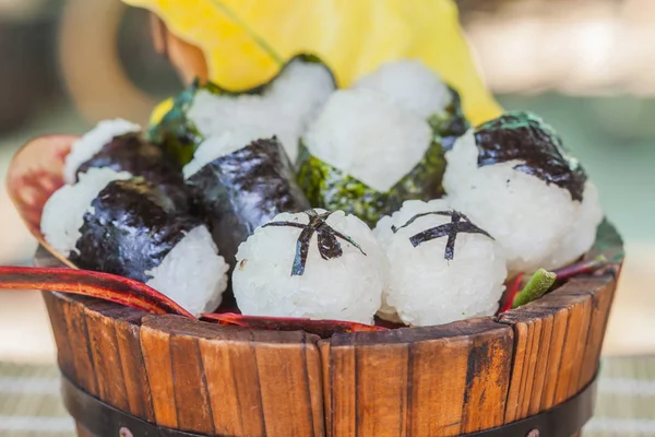 pirinç topu gıda tasarım ahşap kova, seçici odak