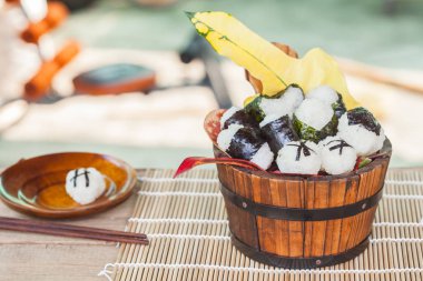 pirinç topu gıda tasarım ahşap kova, seçici odak