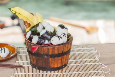 pirinç topu gıda tasarım ahşap kova, seçici odak