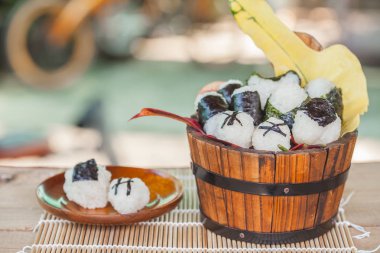 pirinç topu gıda tasarım ahşap kova, seçici odak