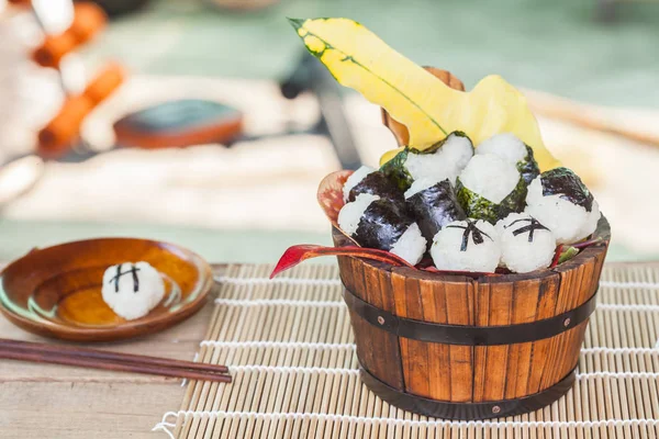 pirinç topu gıda tasarım ahşap kova, seçici odak