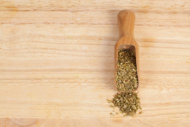 Ahşap ahşap arka plan vurgunun içinde kuru kekik ot.