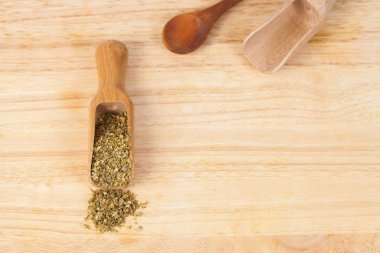 Ahşap ahşap arka plan vurgunun içinde kuru kekik ot.