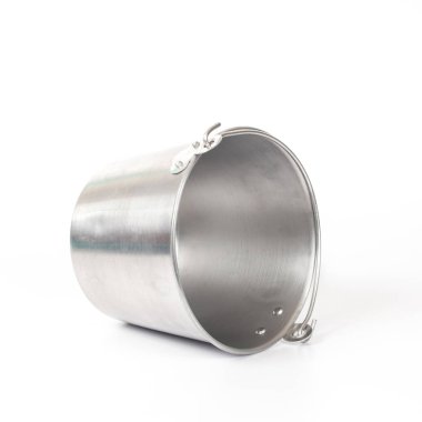 Beyaz arka plan üzerinde izole eski alüminyum kova