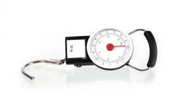 Elini tut turist çanta üzerinde izole tartmak için ölçekler.