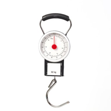 Elini tut turist çanta üzerinde izole tartmak için ölçekler.