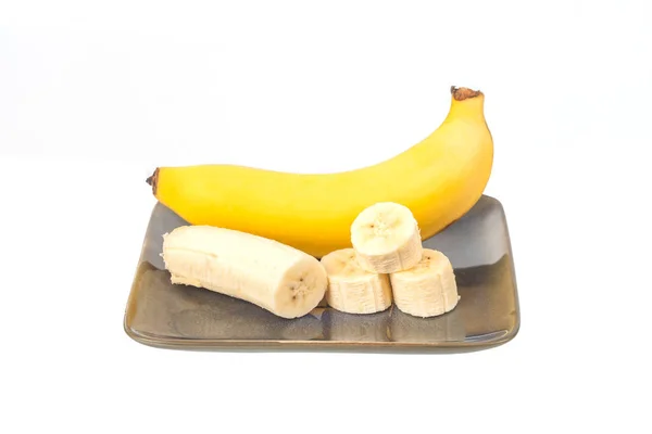 在白色背景下分离的新鲜香蕉片 — 图库照片