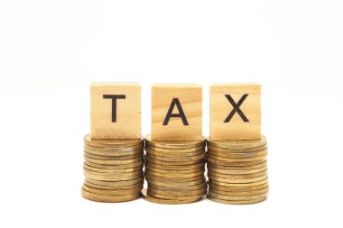 Word vergi kavramı üzerinde ahşap blok yığılmış sikkeler üzerinde