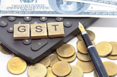 Word Gst ahşap alfabe bloklar üzerinde hesap makinesi. Seçici odak alan sığ derinliği. Maliye ve vergi kavramları.