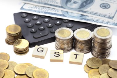 Word Gst ahşap alfabe bloklar üzerinde hesap makinesi. Seçici odak alan sığ derinliği. Maliye ve vergi kavramları.