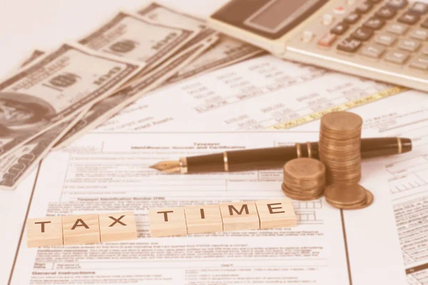 税务单据 桌上的钱 税务概念 — 图库照片