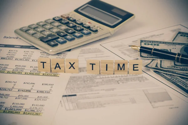 Formulierung Steuer Und Taschenrechner Mit Steuerunterlagen Und Geld Auf Dem — Stockfoto