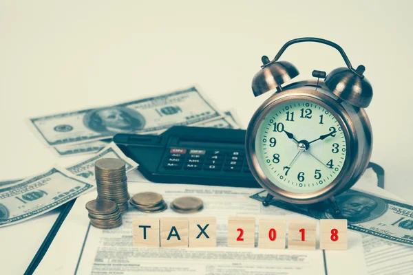 使用税务单据 货币和闹钟在桌子上的措词税和计算器 税务概念 — 图库照片
