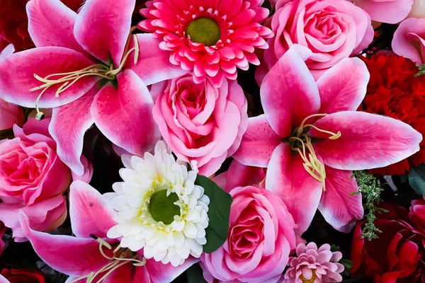 Arka plan üzerinde renkli çiçek buketi