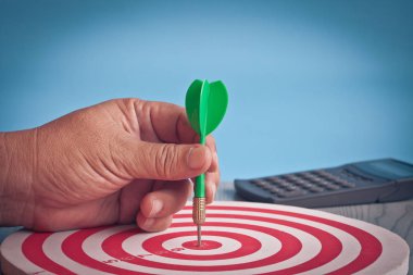 Dart oku hedef tahtası, iş başarı kavramı üzerinde elinde