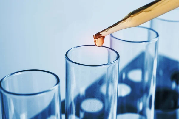 Pipeta Soltando Uma Solução Química Tubo Ensaio Fundo Luz Macia — Fotografia de Stock