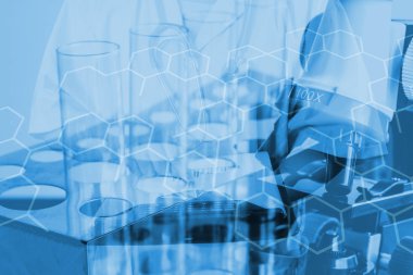 Çift Pozlama mikroskop ve Tüp, laboratuvar biyoteknoloji kavramı içinde küçük bitki.