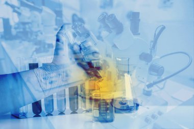 Yukarıdaki örnek kimyasal test tüp bitkisel bitkiler, biyo teknoloji tıp araştırma kavramı bırakarak çift pozlama pipet