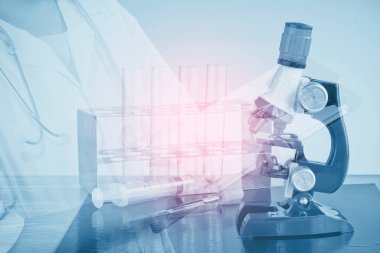 Çift Pozlama mikroskop ve Tüp, laboratuvar biyoteknoloji kavramı içinde küçük bitki.