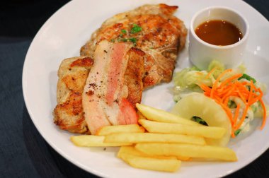 Yemek yiyecek zemin üzerine pastırma ve et yığını.                          