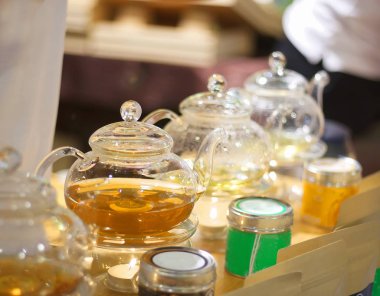 Sıcak çay potu cam masa üzerinde test için