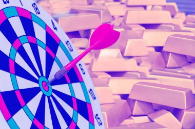 Külçe altın arka plan ile hedef tahtası üzerindeki kırmızı Dart oku. İş