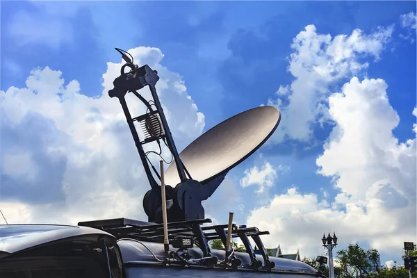 汽车顶部移动卫星接收机 — 图库照片