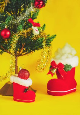 Hediye renk arka plan üzerinde kırmızı Noel önyükleme
