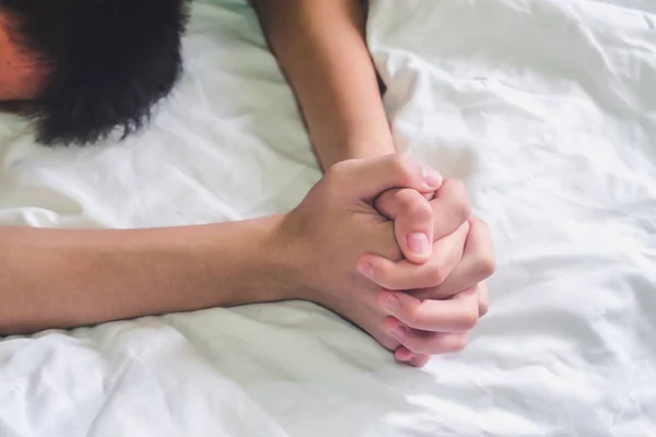 Elinde çift sevgilisi sex yatakta, aşk, seks ve yaşam tarzı hakkında kavramı.