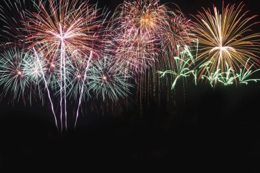 Renkli gökyüzü siyah tatil yeni yıl festival içinde havai fişek.