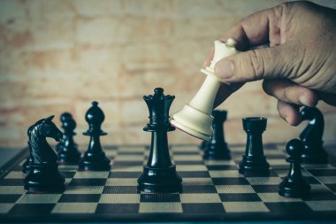 El rekabet oyun kazanmak için satranç şekil hareketli iş adamı. , iş stratejisi başarı kavramı.