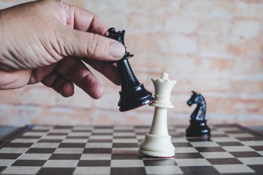 El rekabet oyun kazanmak için satranç şekil hareketli iş adamı. , iş stratejisi başarı kavramı.