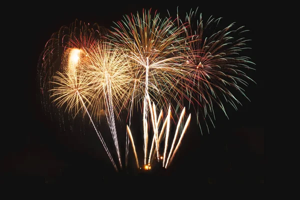 Colorido de fuegos artificiales en fiesta festival de año nuevo en el cielo negro . —  Fotos de Stock