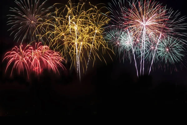Coloré de feux d'artifice en vacances nouvelle année festival sur ciel noir . — Photo