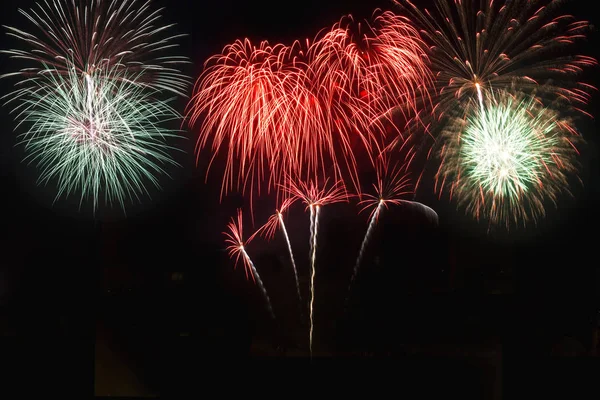Colorido de fuegos artificiales en fiesta festival de año nuevo en el cielo negro . —  Fotos de Stock