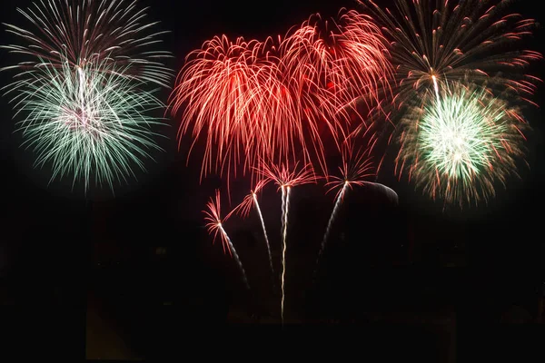 Fargerik fyrverkeri på ferie nyttårsfestivalen på svart himmel . – stockfoto