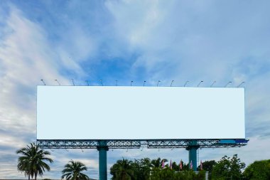 Mavi gökyüzü üzerinde beyaz reklam billboard .